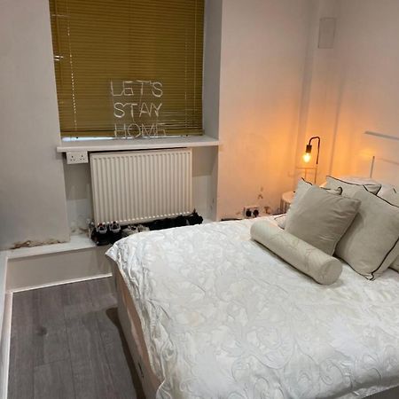 Central Private Double Bedroom In A 2Bedroom Apartment, Connected Via Underground, Overground And Many Bus Routes London Exterior foto