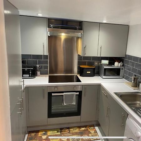 Central Private Double Bedroom In A 2Bedroom Apartment, Connected Via Underground, Overground And Many Bus Routes London Exterior foto