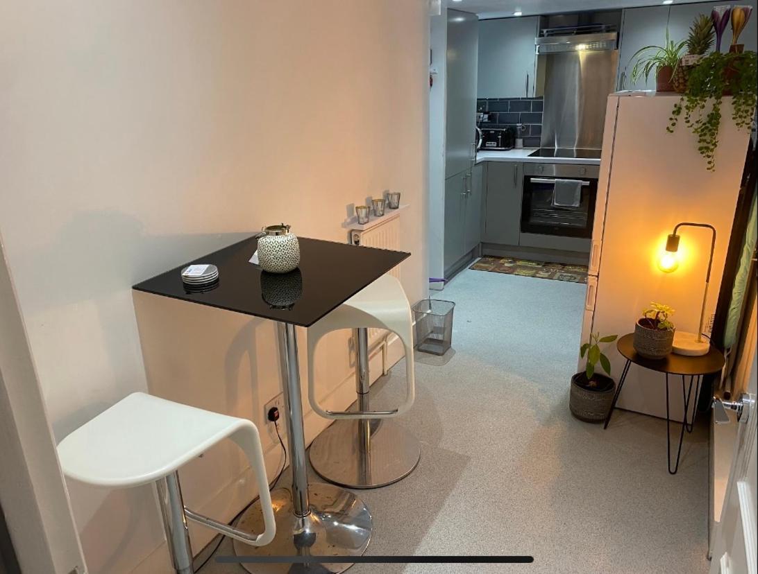 Central Private Double Bedroom In A 2Bedroom Apartment, Connected Via Underground, Overground And Many Bus Routes London Exterior foto