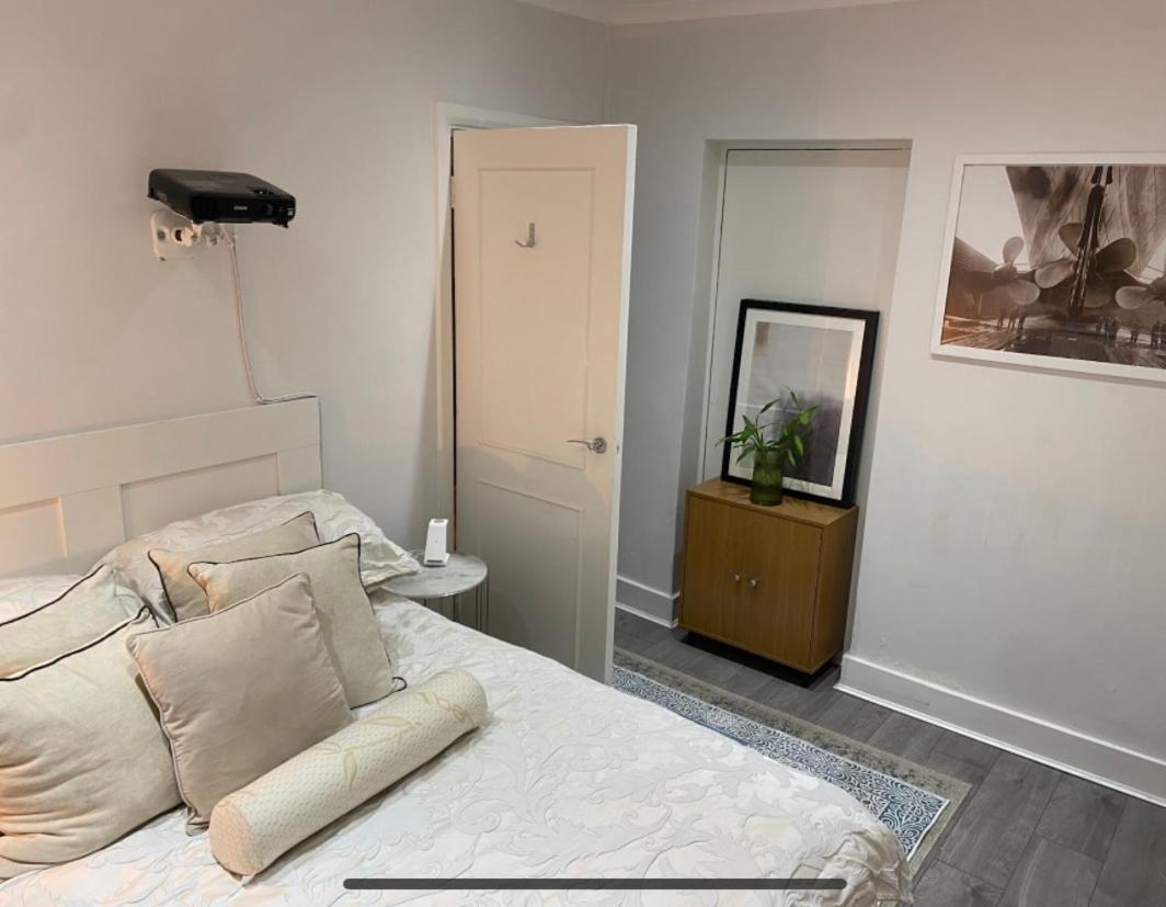 Central Private Double Bedroom In A 2Bedroom Apartment, Connected Via Underground, Overground And Many Bus Routes London Exterior foto