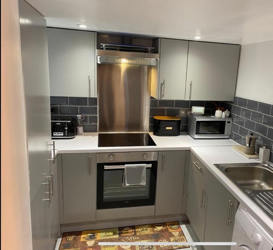 Central Private Double Bedroom In A 2Bedroom Apartment, Connected Via Underground, Overground And Many Bus Routes London Exterior foto