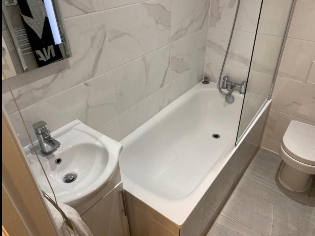 Central Private Double Bedroom In A 2Bedroom Apartment, Connected Via Underground, Overground And Many Bus Routes London Exterior foto