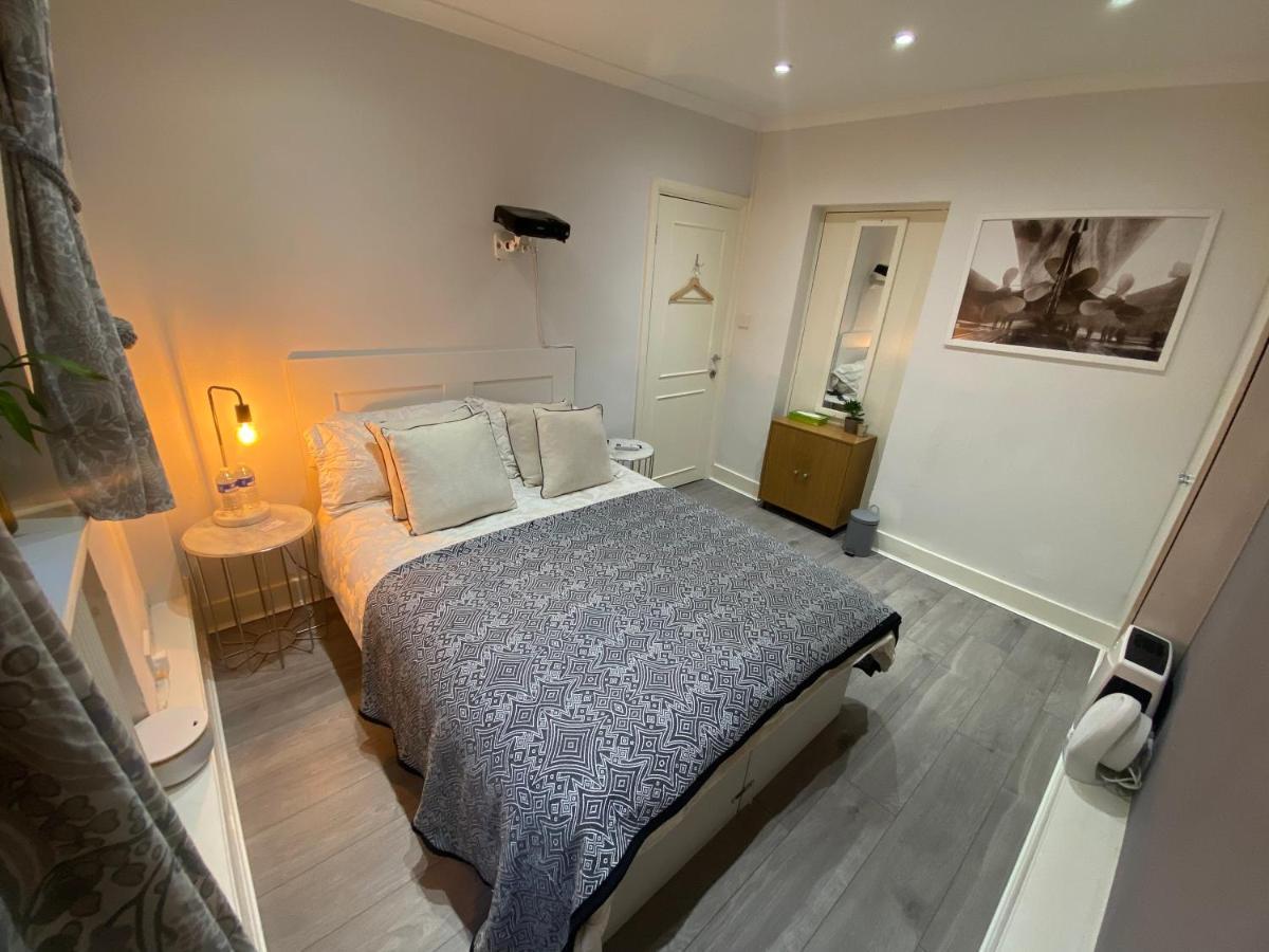 Central Private Double Bedroom In A 2Bedroom Apartment, Connected Via Underground, Overground And Many Bus Routes London Exterior foto